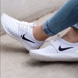 SOLD 🖤 Nike Juvenate Runner